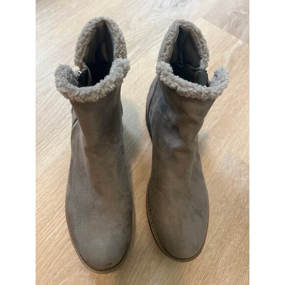 Bandolino Gray Chelsea Boots Suede Size 8.5 Women Wedge - Picture 2 of 8